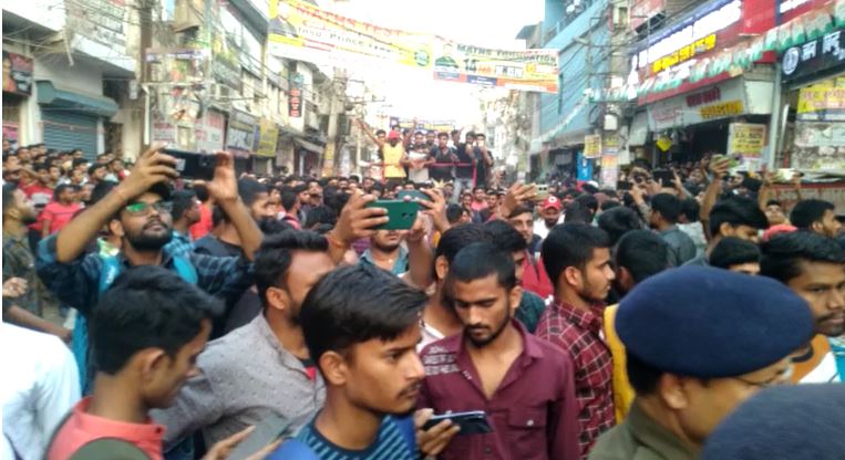 पटना: असामाजिक तत्वों ने कोचिंग संस्थान में घुसकर की मारपीट, पीड़ित छात्र ने जमकर किया हंगामा 