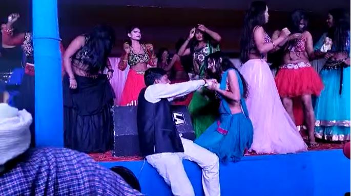 जदयू नेता ने बार- बालाओं के साथ भोजपुरी गानों पर लगाए ठुमके, वीडियो वाइरल