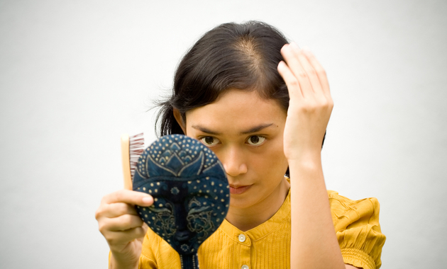 बाल झड़ने की बढ़ती समस्या का जानिए उपाए, इन बातों का रखें खयाल