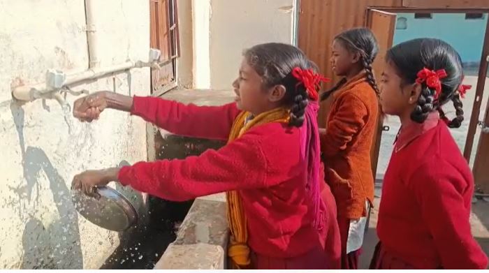 लोहरदगा के सरकारी विद्यालयों में मिलने वाले बासी भोजन से विद्यार्थी परेशान, खाने से तबीयत बिगड़ने के साथ-साथ पेट दर्द की  समस्या