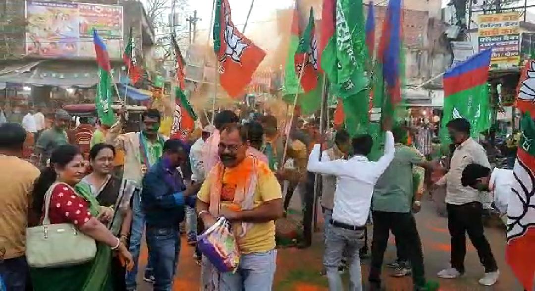 दुमका में एनडीए की जीत का जश्न, रामगढ़ उपचुनाव, त्रिपुरा और नागालैंड की जीत पर मनाई गई खुशी