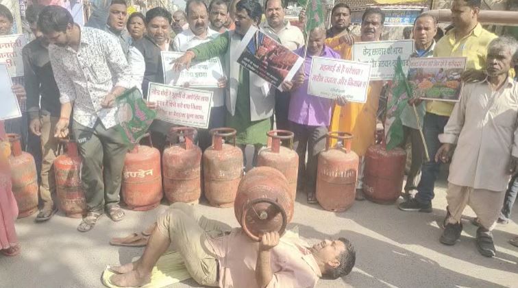 घरेलू गैस सिलेंडर के दामों में वृद्धि को लेकर लोगों में आक्रोश, केंद्र सरकार के खिलाफ जमकर की नारेबाजी 