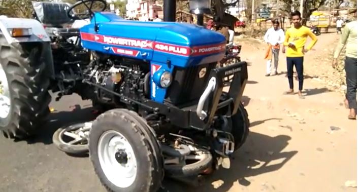ट्रैक्टर और मोटरसाइकिल के बीच जोरदार टक्कर, बाइक सवार की हालत गंभीर