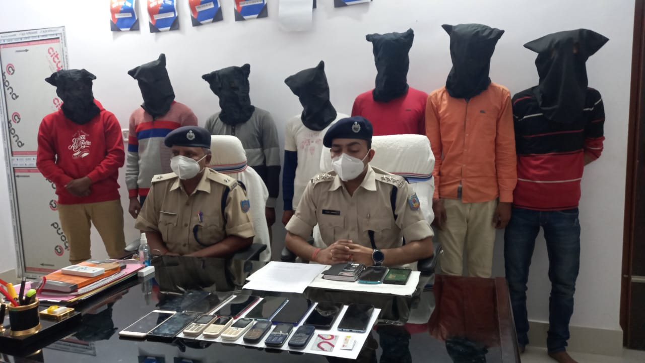 7 साइबर अपराधी गिरफ्तार, 15 मोबाइल 22 सीम और 1 एटीएम कार्ड बरामद
