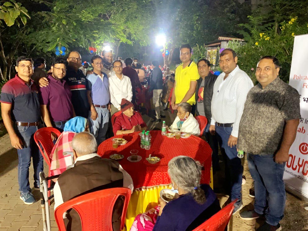 वृद्धा आश्रम में दीपावली , मारवाड़ी युवकों ने पेश किया मिसाल