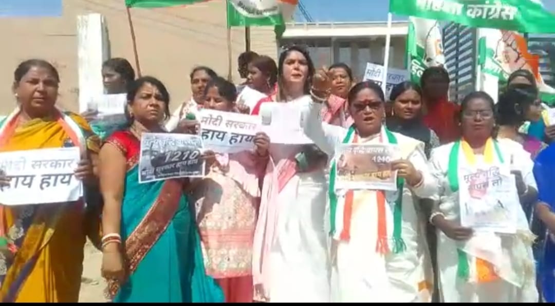 DHANBAD : महिला कांग्रेस उतरी सड़क पर और पहुंच गई भाजपा कार्यालय ,जानिए क्यों गुस्से में थी महिलाएं 