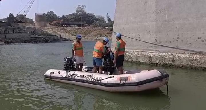 तीन दिनों से लापता डॉ. संजय कुमार का अभी तक नहीं मिला कोई सुराग, NDRF और SDRF की टीम गंगा नदी में कर रही खोजबीन