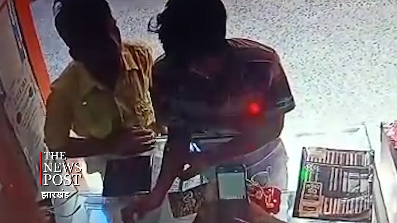 खरीदने आया ईयर फोन, केहुनी मार कर पार कर लिया मोबाइल, वीडियो में देखिए दिनदहाड़े चोरी की घटना