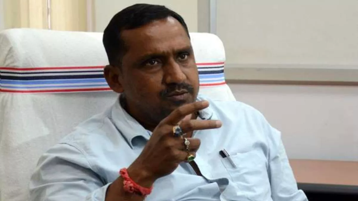 अब इंग्लिश, हिंदी और संस्कृत से भाजपा के पेट में दर्द! स्वास्थ्य मंत्री बन्ना गुप्ता का बयान, सिर्फ हिन्दी-भोजपुरी बोलने के कारण हम भाजपा की नजर में विदेशी हो गयें?