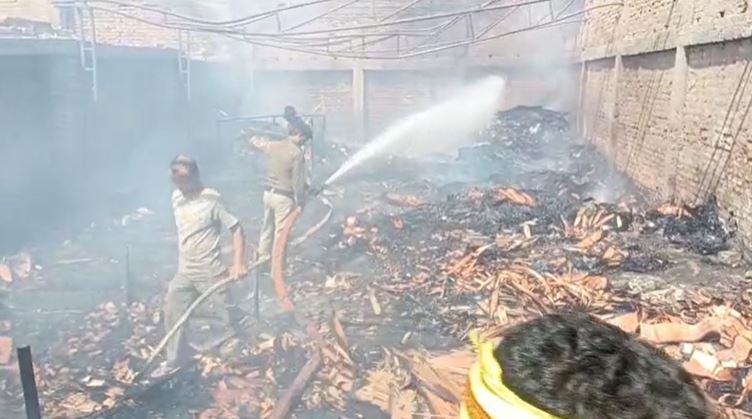 पटना के शाहदरा प्लाई फैक्ट्री में लगी भीषण आग, दमकल की टीम आग पर काबू पाने में जुटी, स्थानीय लोगों द्वारा उठए जा रहे कई सवाल