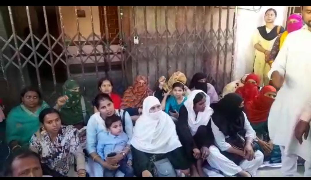 वेतन नहीं मिलने से नाराज शिक्षकों ने डीपीओ कार्यालय में की तालाबंदी, वेतन भुगतान होने तक धरना पर बैठे रहने की दी चेतावनी
