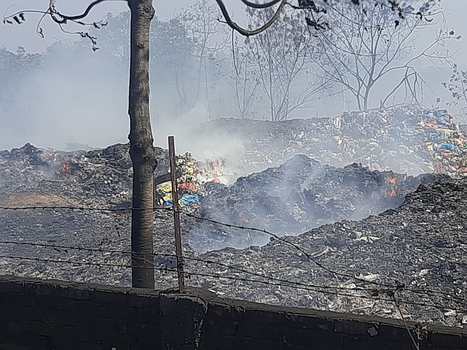 हेसला बॉयोजेनेटिक लैबोरेट्री फैक्ट्री के मेडिकल वेस्ट कचड़ों में पिछले 29 घंटों से धधक रही आग, राहत कार्य में जुटी प्रशासन