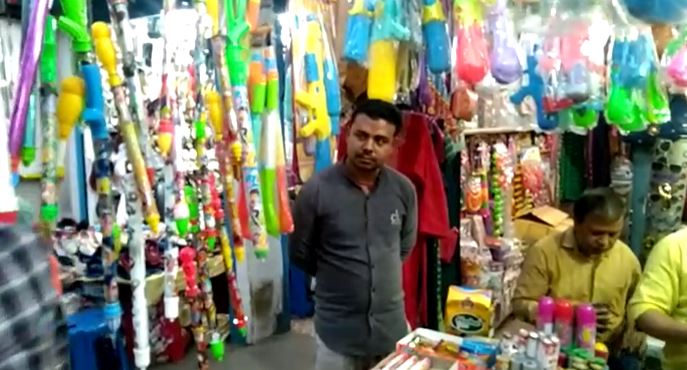 देवघर में इस बार AK47 और गनर वाली पिचकारी की मांग, बीन और सिगरेट पिचकारी भी पीछे नहीं