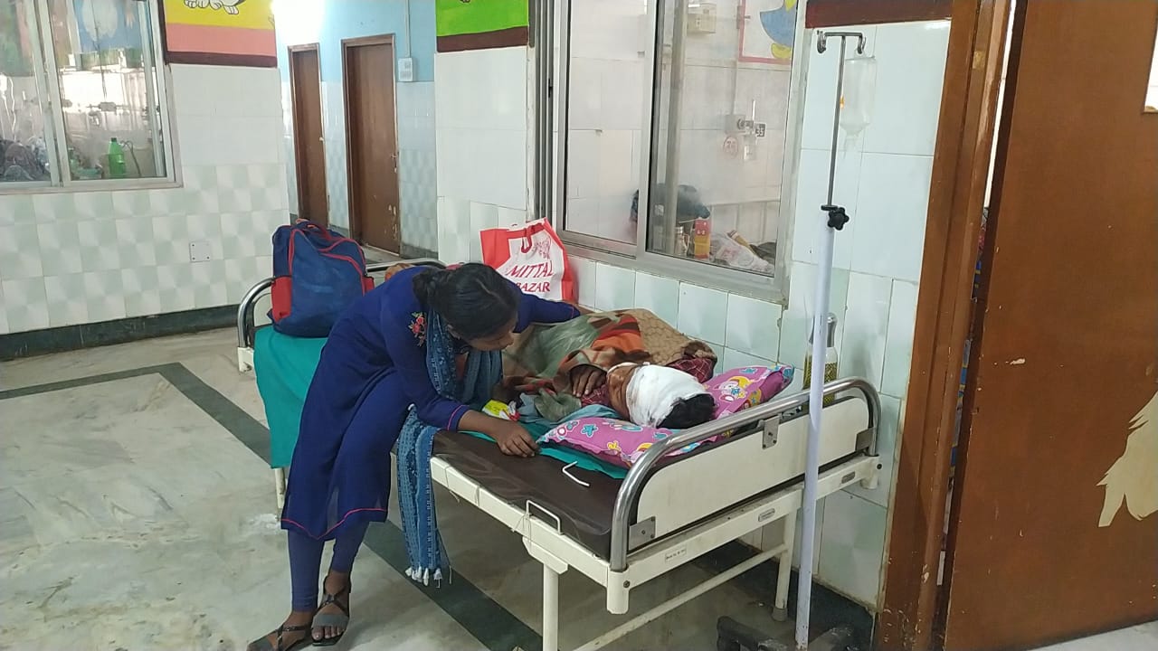 दुमका : बाइक और टोटो के बीच भीषण टक्कर, एक की मौत, दो घायल