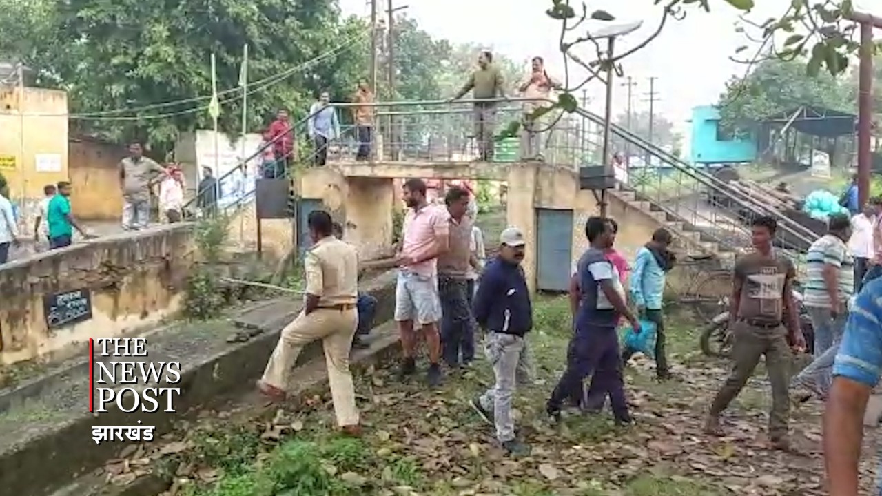 बम मारकर खदान में छिपे हैं अपराधी, बाहर खड़ी पुलिस कर रही उनका इंतजार