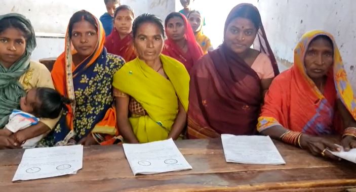 बुनियादी साक्षरता परीक्षा में सास के साथ चार बहुओं ने भी दी परीक्षा, लोगों को किया प्रेरित