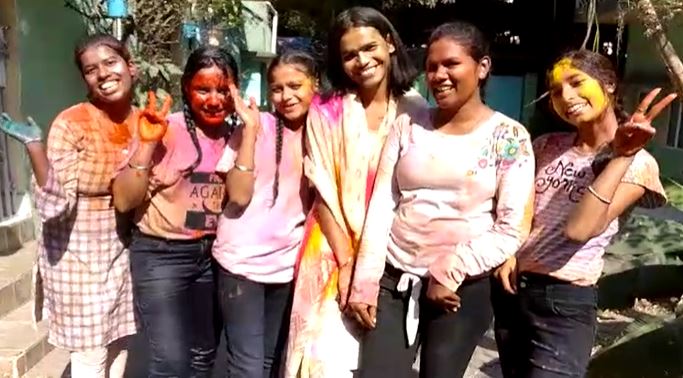 होली को लेकर लोगों में उत्साह, किन्नर समाज के लोगों ने सर्किट हाउस में जमकर खेली होली