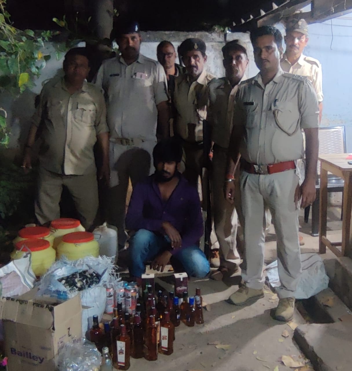 देवघर : होली को लेकर पुलिस और उत्पाद विभाग रेस, कई जगहों पर छापेमारी कर अवैध शराब धंधे का किया पर्दाफाश, कई गिरफ्तार