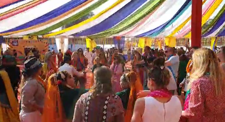 नालंदा के अमावां महल में विदेशी पर्यटक ने खेली फूलों की होली, हिन्दी गानों पर खूब लगाए ठुमके  