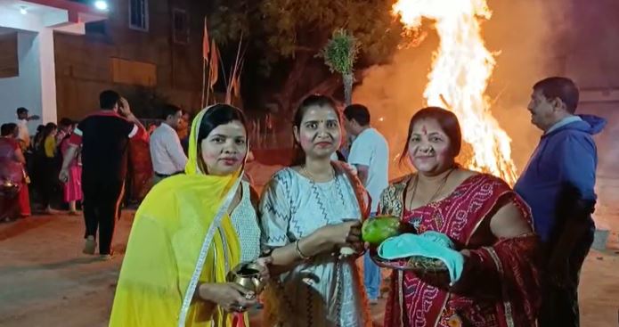 गुमला में होलिका दहन कार्यक्रम का आयोजन, हरा चना को आग में जलाकर बना प्रसाद