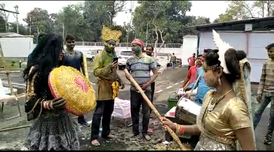 होली पर कृष्ण के रूप में नजर आए तेजप्रताप, खेली लठमार होली,  वीडियो कॉल पर लालू यादव रहे मौजूद