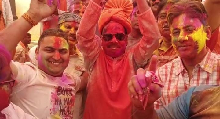 जमशेदपुर में होली की धूम, पूर्व सीएम रघुवर दास और अधिकारियों ने जमकर खेली होली 