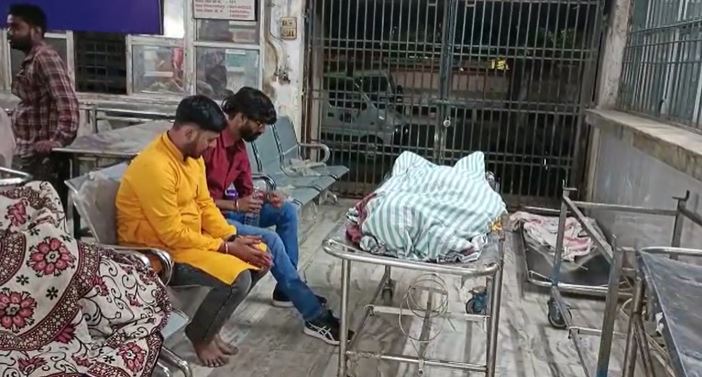 दो पक्षों के विवाद को मोबाइल में रिकॉर्ड कर रहा था युवक, बदमाशों ने साइन पर मारी गोली, इलाज के दौरान हुई मौत