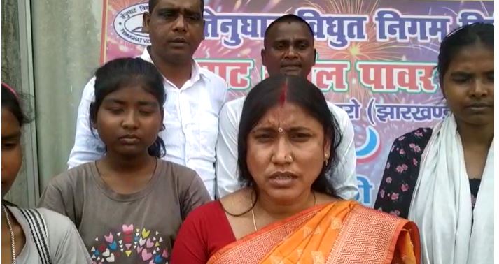 नियोजन एवं मुआवजे की मांग को लेकर ग्रामीणों ने किया सड़क जाम,  सड़क पर जमे रहे वाहन