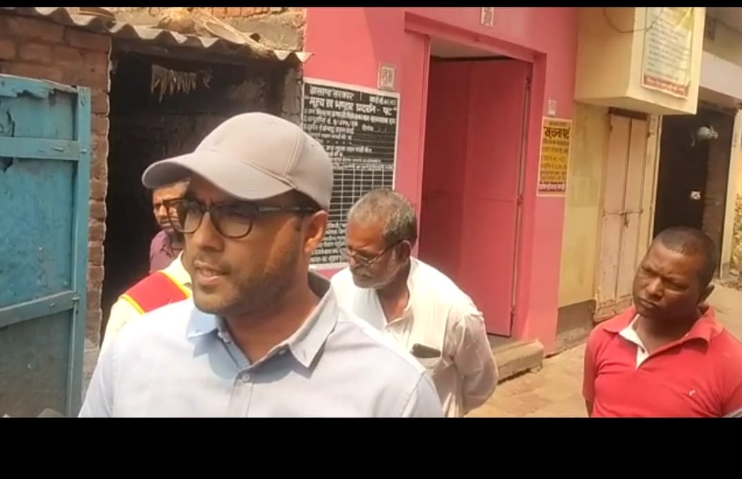 उपायुक्त संदीप सिंह पहुंचे जोरापोखर, किया पीडीएस दुकानों का निरीक्षण