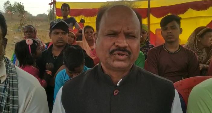 बोकारो: न्यायालय के आदेश के बावजूद भी नहीं मिला नियोजन तो धरने पर बैठे विस्थापित