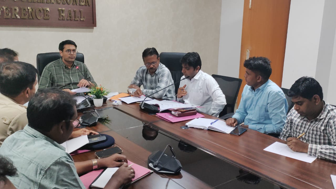 चाईबासा: मैट्रिक और इन्टर की परीक्षा की तैयारियों का जायजा के लिए उपायुक्त ने की बैठक, अधिकारियों को दिए कई निर्देश