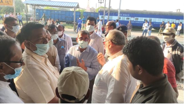 रेल किराया कम करने के लिए डीआरएम को मांग पत्र