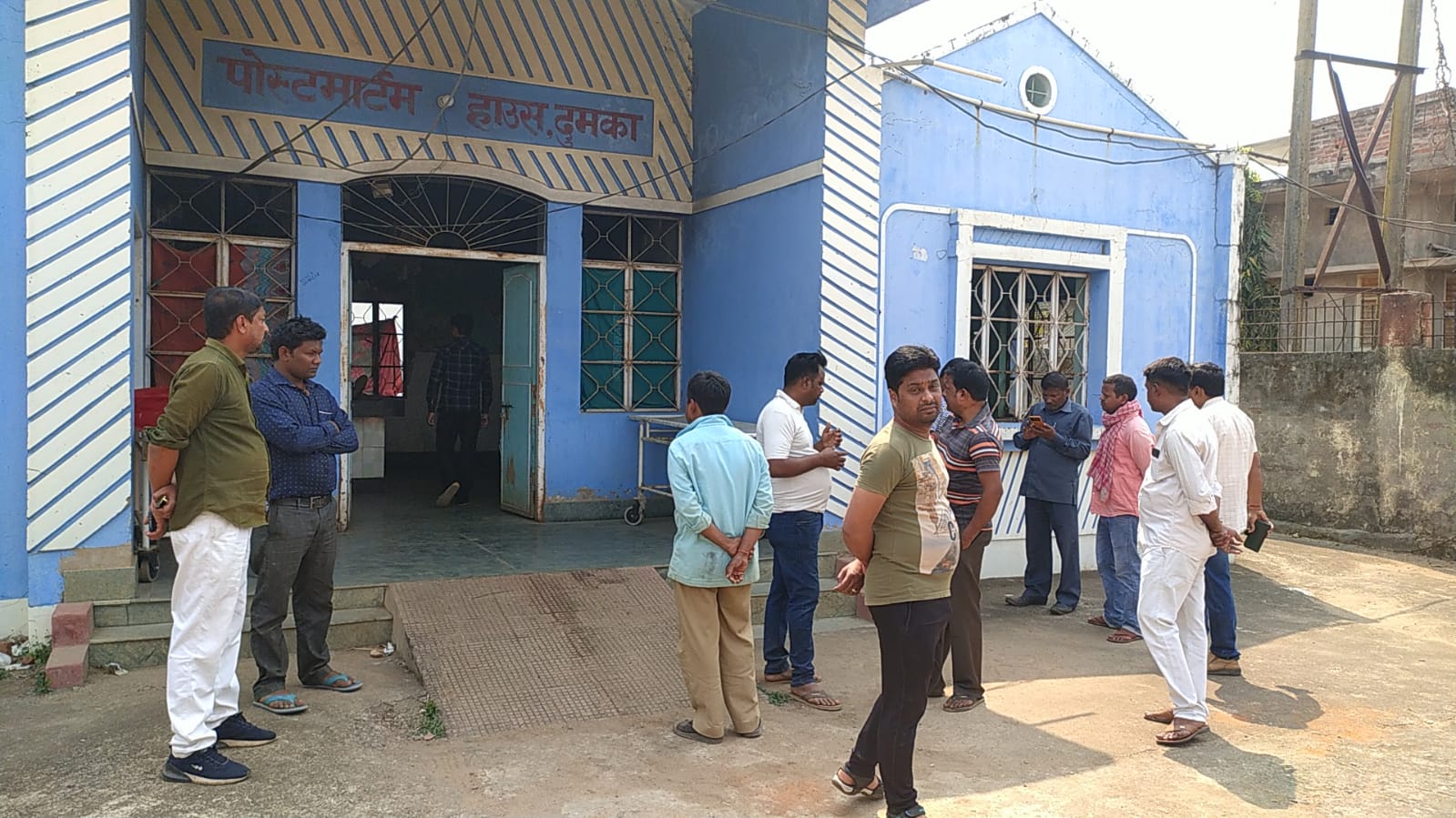 दुमका: झाड़ी में पड़ा मिला व्यक्ति का शव, पुलिस जांच में जुटी