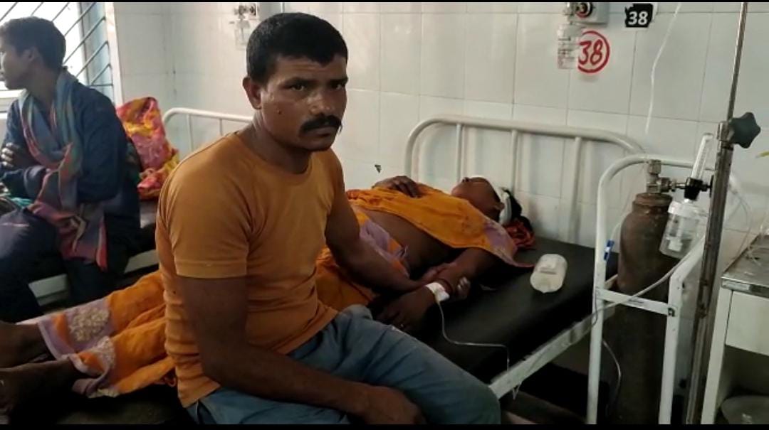 दुमका : बहु ने सास पर डंडे से किया हमला, घायल अवस्था मे सास का अस्पताल मे चल रहा इलाज