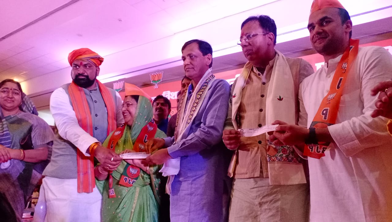 जदयू को छोड़ने वाली दो बार की सांसद रही मीना सिंह अपने बेटे विशाल सिंह के साथ बीजेपी मे हुई शामिल