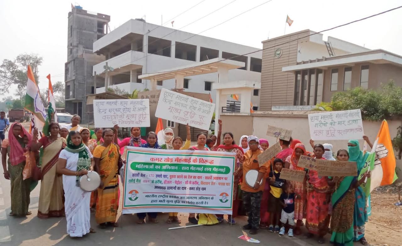 भाजपा कार्यालय के सामने महिला कांग्रेस ने किया सांकेतिक विरोध प्रदर्शन, चलाया सांसद जगाओ अभियान