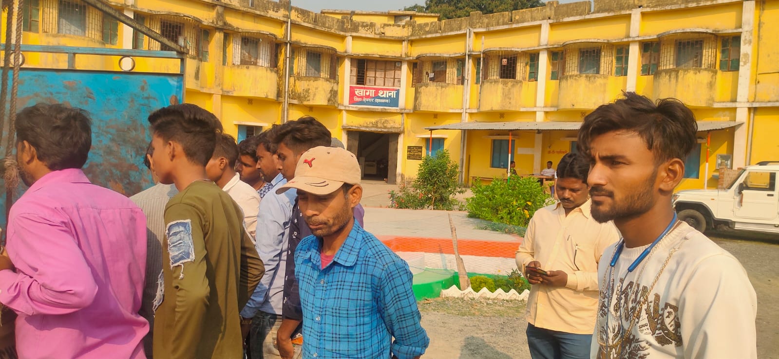 देवघर : अवैध संबंध के शक में युवक की हत्या, फंदे से लटका मिला शव