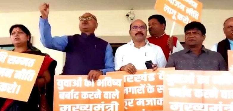 नियोजन नीति को लेकर सदन में बवाल, मुख्यमंत्री से इस्तीफे की मांग पर अड़ा विपक्ष