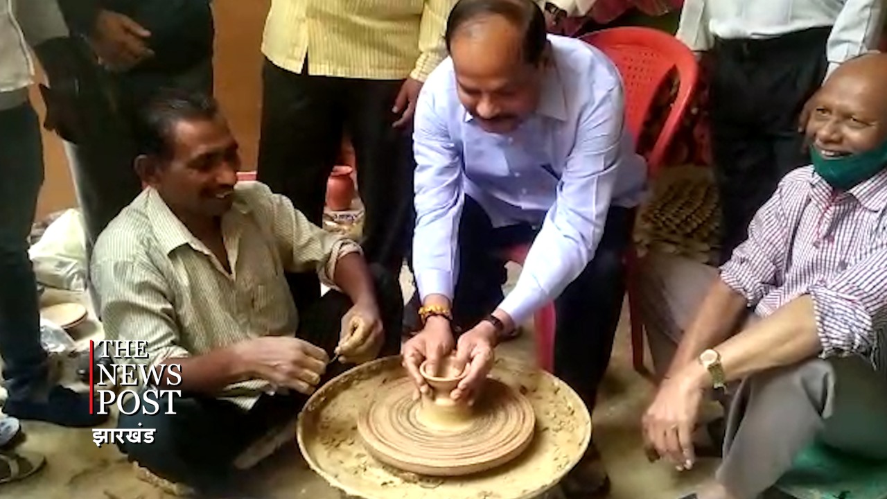 कुम्हार के घर पहुंचे पूर्व सीएम रघुवर दास, चाक चलाकर खुद बनाया दीया और कुल्हड़