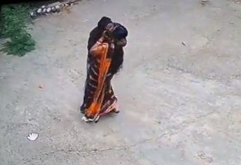 जमुई अस्पताल परिसर में एक महिला स्वास्थ्य कर्मी के साथ दिनदहाड़े मनचले ने की अश्लील हरकत, घटना CCTV कैमरे में कैद