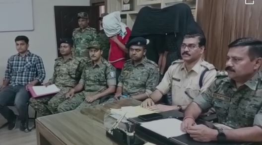 बोकारो: गोलीकांड का पुलिस ने किया खुलासा, एक नाबालिग समेत तीन लोगों को रांची भागने के दौरान पुलिस ने गिरफ्तार कर भेजा जेल