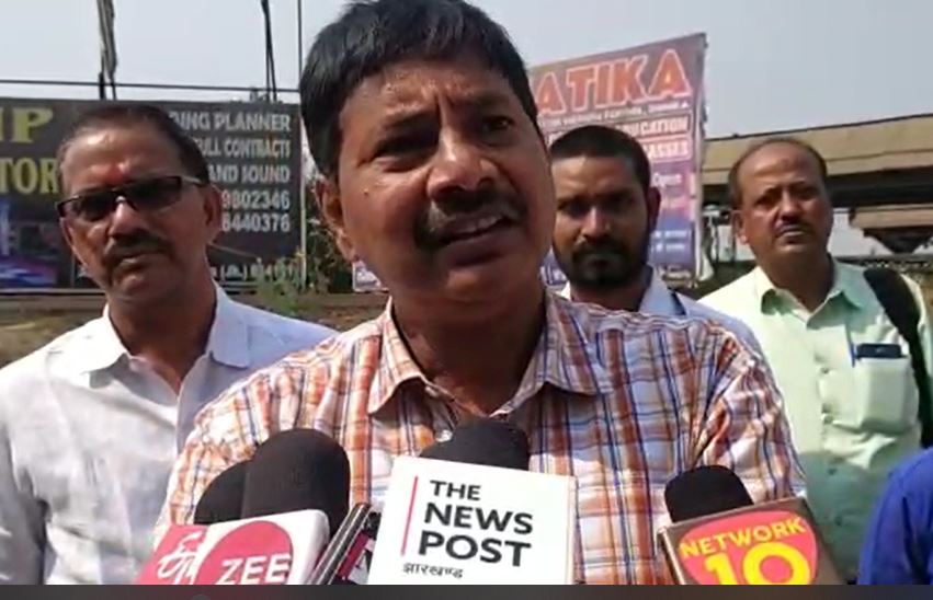 दुमका रेलवे स्टेशन का डीआरएम ने किया निरीक्षण, यात्रियों की बेहतर सुविधा के लिए किए जाएगें काम