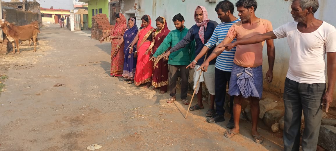 निर्माण के महज 3 महीने में ही सड़क हुआ जर्जर, ग्रामीणों ने भ्रष्टाचार का लगाया आरोप