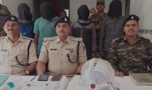 चतरा: चार उग्रवादी चढ़े पुलिस के हत्थे, प्रतिबंधित भाकपा माओवादियों के लिए करते थे कुरियर का काम