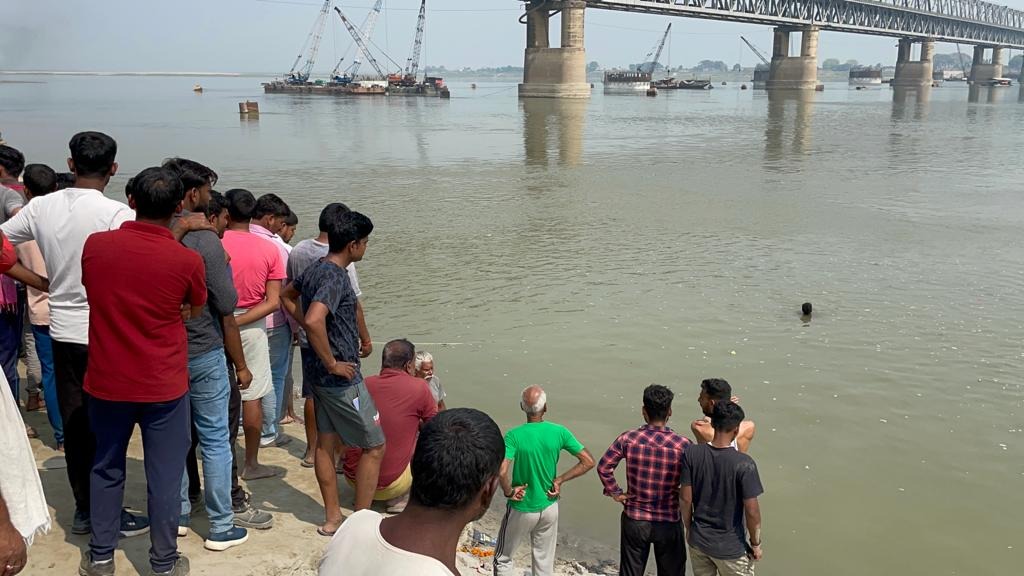 मोकामा में गंगा में डूबने से दो की मौत, शव की तलाश जारी