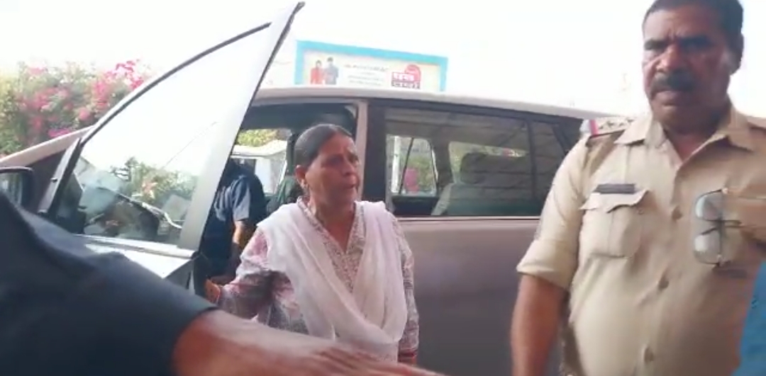 राबड़ी देवी दिल्ली के लिए हुई रवाना, लैंड फॉर जॉब स्कैम मामले में सीबीआई कोर्ट में कल होंगी पेश