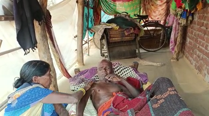दुमका : सुहाग की रक्षा के लिए सरकार से गुहार लगा रही वृद्ध महिला, नहीं मिल रही मदद