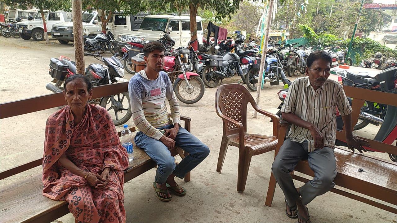 दुमका: अवैध संबंध में युवक की गला रेत कर बेरहमी से हत्या, परिजन आरोपी के गिरफ़्तारी की कर रहे मांग