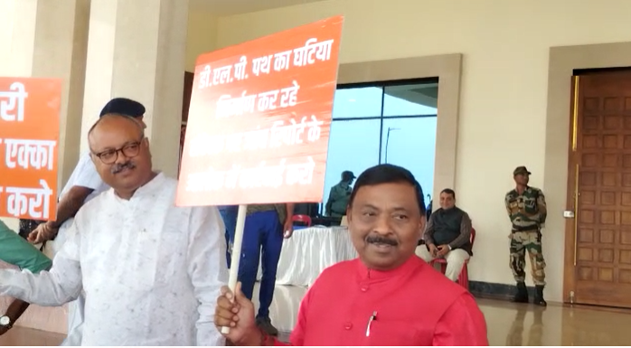 बजट सत्र के 11 वें दिन सदन के बाहर हंगामा, राजीव अरुण एक्का, 1932 और हजारीबाग मंगला जुलूस को लेकर सरकार को घरने की तैयारी 