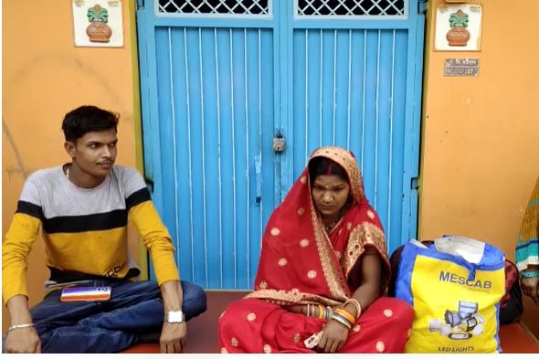 इंसाफ के लिए ससुराल के बाहर धरने पर बैठी महिला, दहेज प्रताड़ना का आरोप